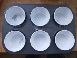 8、韭菜鸡蛋堡,纸杯里面刷油,我用的纸杯是里面带有油光面的硬纸杯,或者家里有其他合适的容器也可以。