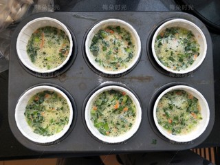 9、韭菜鸡蛋堡,把韭菜鸡蛋糊倒进去,上锅蒸大约十几分钟。(我忘记记录时间,中途可以打开锅盖看一下状态)