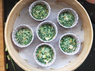 10、韭菜鸡蛋堡,我的蒸锅放不进去模具,所以又改放蒸笼里了。这是蒸熟后的图。