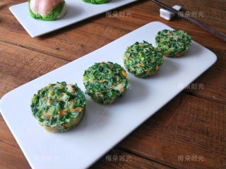 11、韭菜鸡蛋堡,去掉纸杯。因为鸡蛋比较湿粘。就算刷了油可能也不好脱模。我直接剪烂纸杯取出来。????