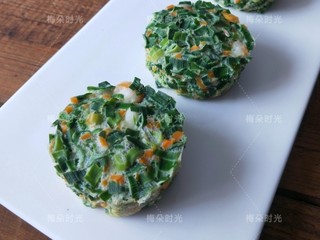 12、韭菜鸡蛋堡,圆圆的像鸡蛋堡的样子。所以我给它取个菜名韭菜鸡蛋堡。很好吃噢????