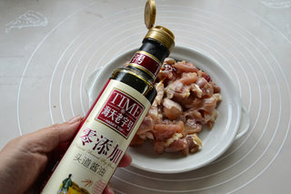 2、家庭版宫保鸡丁,加入酱油、黄酒、一点点的水和一勺的玉米淀粉