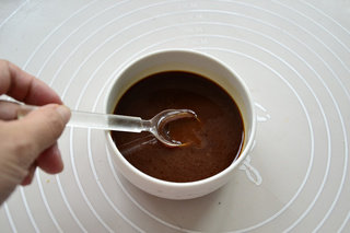 4、家庭版宫保鸡丁,调料放入碗中兑成汁待用