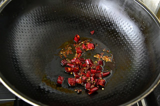 6、家庭版宫保鸡丁,然后加入花椒和辣椒段炒香