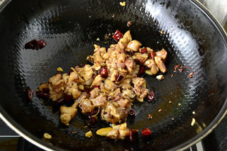 8、家庭版宫保鸡丁,放入腌制好的鸡肉继续翻炒至变色