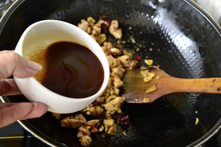 9、家庭版宫保鸡丁,倒入调料汁快速翻炒均匀