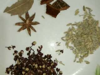3、四川泡菜,3.准备一些花椒，八角，小茴香，桂皮，香叶，盐