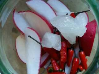 7、四川泡菜,水凉透以后把生姜，萝卜，小米椒，冰糖放坛子里