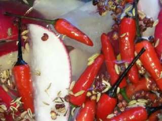 8、四川泡菜,6.倒入凉白开，放小茴香，花椒，盐，八角，桂皮，香叶，倒入白酒搅拌让盐融化即可（盐稍微多一点点但是别太咸）