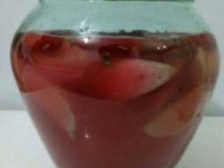 10、四川泡菜,8.泡菜必须每天搅动要不会坏的（最好早上，晚上都搅动一下，搅拌，夹泡菜要用专用的筷子不能有油）， 每天搅动泡菜前先清洗坛口顺便把坛口的水换掉保持清洁，等到打开盖子能闻到酸味的时候泡菜就好了