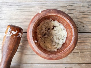 2、麻汁豆角,蒜去皮去蒂洗净放入蒜臼中捣成蒜泥。