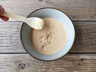 4、麻汁豆角,在泄好的麻汁酱里加入蒜泥，适量的盐和鸡精。