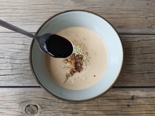 5、麻汁豆角,再加入一小勺的味极鲜酱油和香醋调匀。