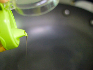 4、辣酱烧茄子,锅里倒入比平时炒菜多一倍的油