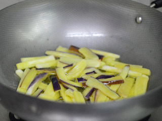 6、辣酱烧茄子,炒至茄子软熟后捞出，控干油份