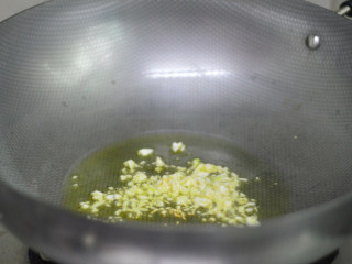 7、辣酱烧茄子,用锅里少许的底油爆香蒜蓉