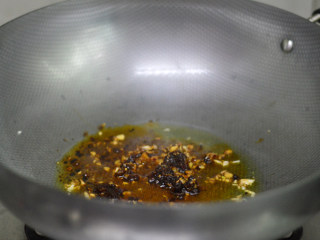 8、辣酱烧茄子,再放入辣椒酱、酱油，炒香