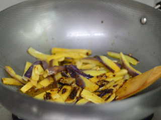 9、辣酱烧茄子,放入茄子同炒