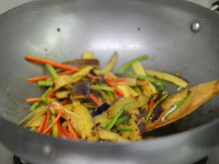 11、辣酱烧茄子,放入青红椒，翻炒至断生