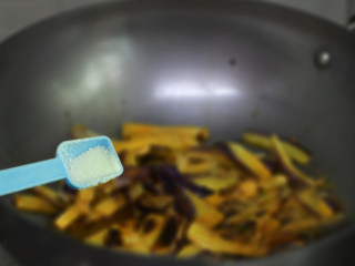 10、辣酱烧茄子,调入少许盐