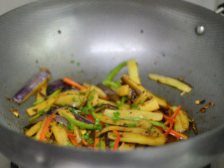 12、辣酱烧茄子,撒入少许葱花即可