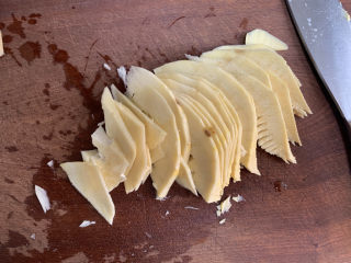 5、春笋炒腊肉,清洗干净后，切成薄片