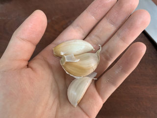 9、春笋炒腊肉,准备大蒜几粒，拍散