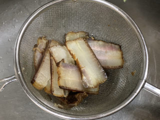 13、春笋炒腊肉,腊肉切片，清洗表面灰尘后淋开水，再次清洗