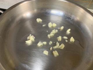 15、春笋炒腊肉,蒜炒香