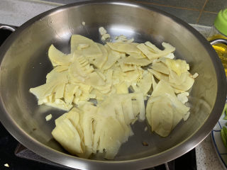 16、春笋炒腊肉,笋片翻炒至边上微微金黄