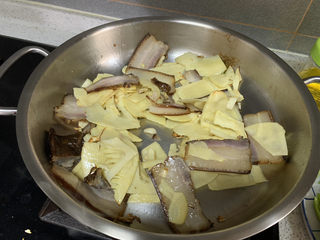 17、春笋炒腊肉,放入腊肉，炒至半透明