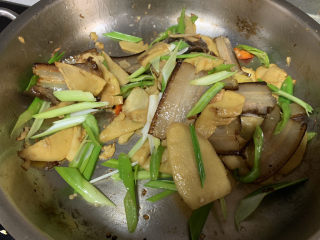 20、春笋炒腊肉,最后放入蒜苗翻炒几下即可出锅