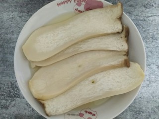 2、比肉好吃百倍的凉拌杏鲍菇,放锅蒸10分钟左右，用筷子扎一下，能扎透就可以了。