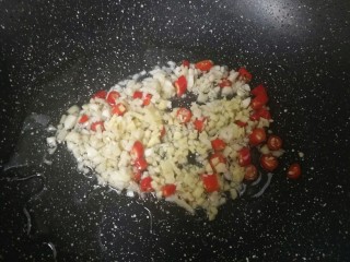 4、比肉好吃百倍的凉拌杏鲍菇,锅中放一点油，倒入刚切好的姜蒜辣椒末炒香，这样炒一下会更香哟。