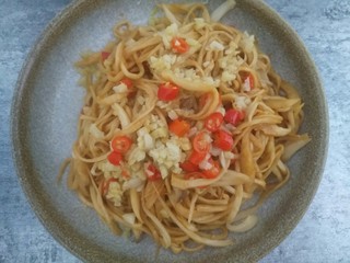 7、比肉好吃百倍的凉拌杏鲍菇,把炒香的姜蒜辣椒油倒在杏鲍菇上面搅拌均匀。