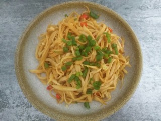 8、比肉好吃百倍的凉拌杏鲍菇,最后洒上葱花就可以开吃啦！