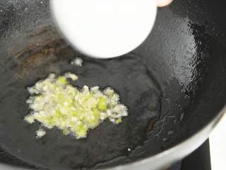 4、这道菜上桌朋友都爱吃，关键做法还简单易学,热锅冷油，放入葱花、蒜末爆香。