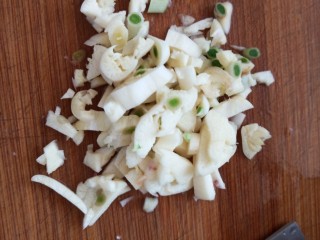 7、酱香干锅鱿鱼烤箱版,蒜切碎