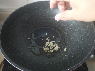 11、酱香干锅鱿鱼烤箱版,放蒜蓉爆香