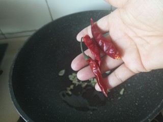 12、酱香干锅鱿鱼烤箱版,放干辣椒