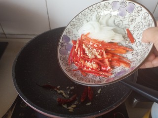 13、酱香干锅鱿鱼烤箱版,胡萝卜，洋葱，辣椒丝