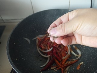 17、酱香干锅鱿鱼烤箱版,撒上孜然