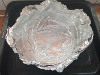 18、酱香干锅鱿鱼烤箱版,烤盘铺上锡纸