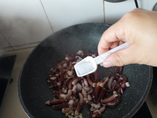 23、酱香干锅鱿鱼烤箱版,盐