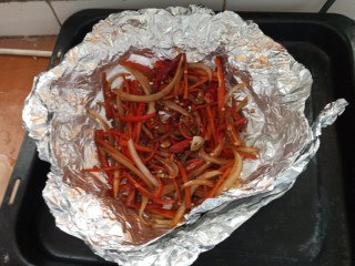 28、酱香干锅鱿鱼烤箱版,烤盘放上炒好的蔬菜