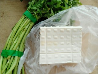 1、藜蒿烧豆腐,准备材料