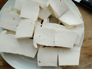 2、藜蒿烧豆腐,把豆腐切成小块