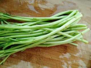 3、藜蒿烧豆腐,藜蒿去掉叶子