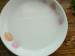 5、藜蒿烧豆腐,生粉加入水调成浆