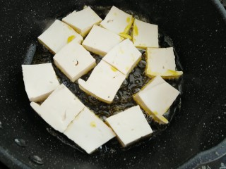 7、藜蒿烧豆腐,放入豆腐中火煎制